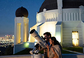 Couple stargazing at Griffith Observatory – #1 romantic first date idea in Los Angeles 2025